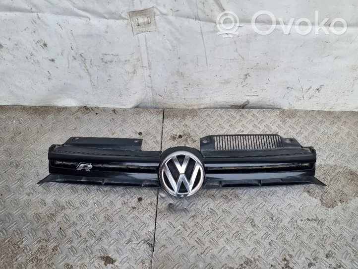 Volkswagen Golf VI Etupuskurin ylempi jäähdytinsäleikkö 5K0853651