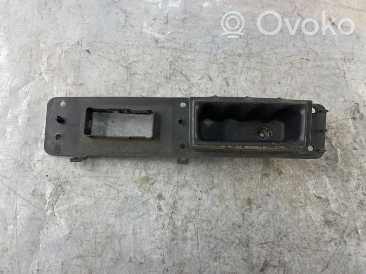 Jeep Compass Ramka przycisku otwierania szyby drzwi tylnych L0100807AB