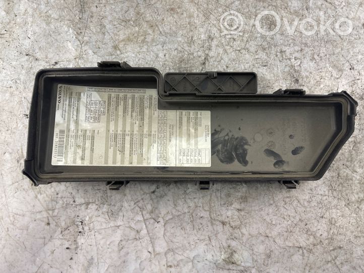 Volvo V70 Fuse box cover 9494211