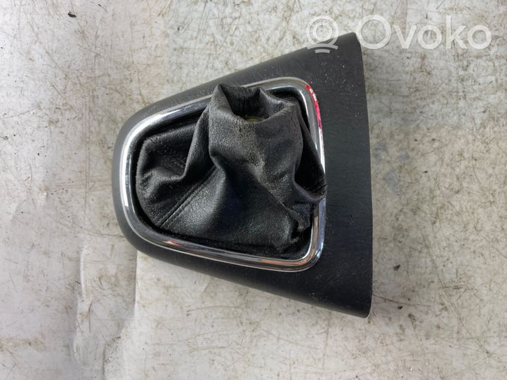 Toyota Corolla Verso E121 Revêtement pommeau de levier de vitesses cuir 5884313020