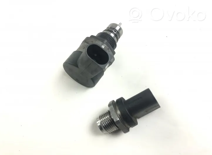 Mercedes-Benz E W213 Régulateur de pression de carburant 0281006544