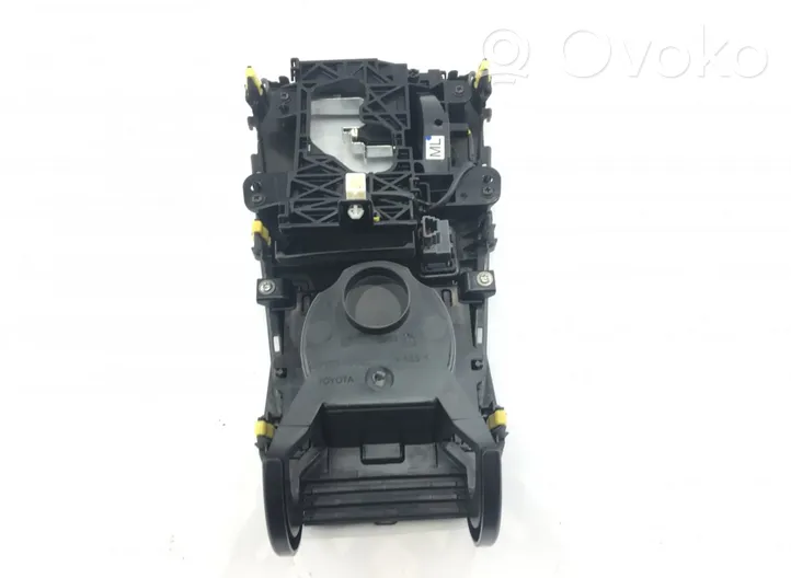 Toyota Avensis T270 Consola de plástico de la palanca de cambios 5880505090