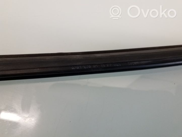 Mercedes-Benz C W203 Moulures des vitres de la porte avant A2036700539