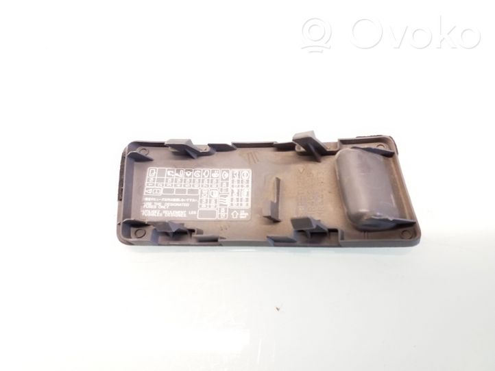 Mitsubishi Pajero Tapa de caja de fusibles MR402445