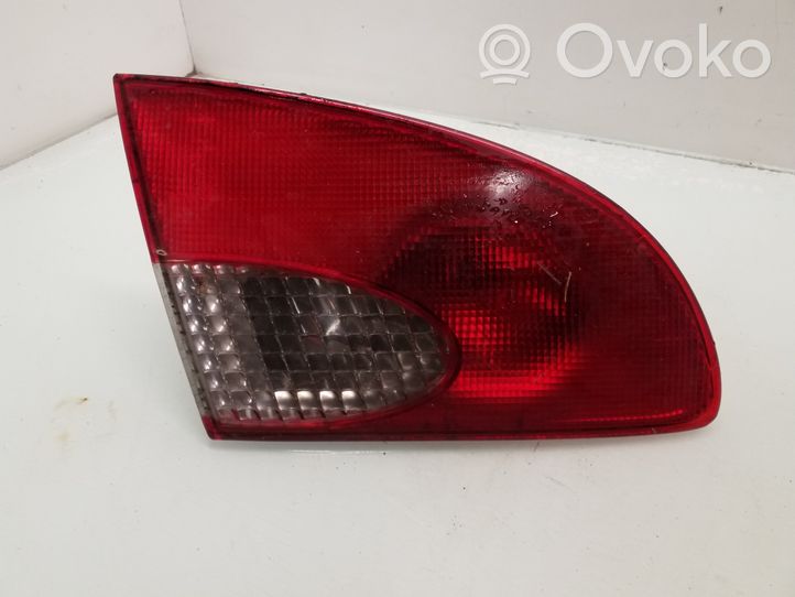 Toyota Avensis T220 Lampa tylna 23300102