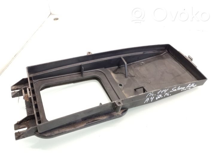 Audi A4 S4 B5 8D Kita variklio skyriaus detalė 8D0819641