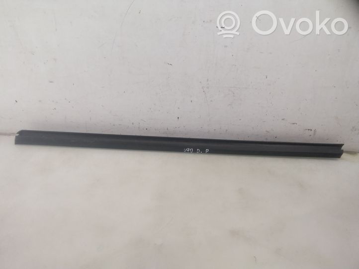 Volvo V70 Rivestimento modanatura del vetro della portiera anteriore 