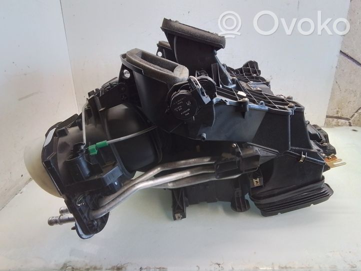 BMW 5 E39 Montaje de la caja de climatización interior 64116922146