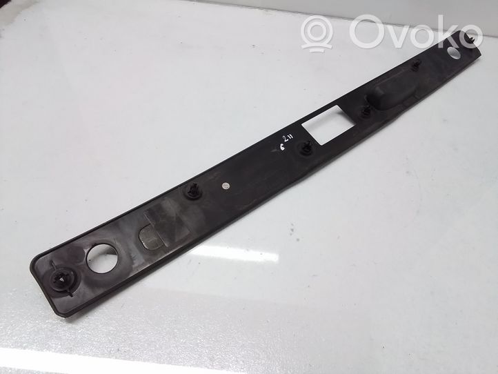 Mercedes-Benz E W211 Rivestimento serratura portellone posteriore/bagagliaio A2117500193