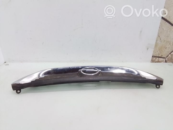 Opel Vectra B Griglia superiore del radiatore paraurti anteriore 09152352