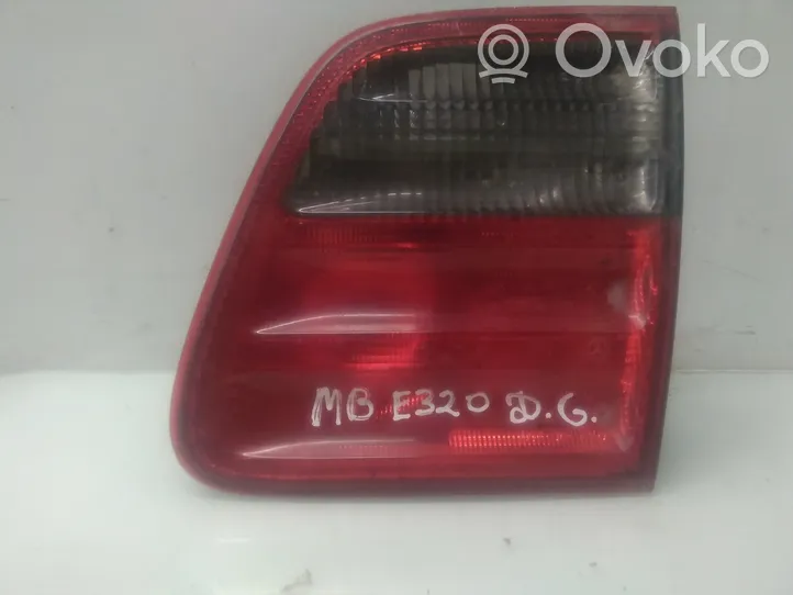 Mercedes-Benz E W210 Lampy tylnej klapy bagażnika 324628