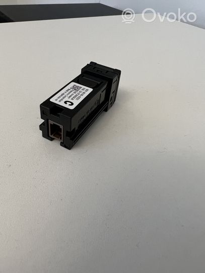 Toyota RAV 4 (XA50) Connecteur/prise USB 8619042031