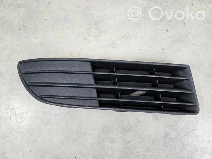 Volkswagen Polo IV 9N3 Etupuskurin alempi jäähdytinsäleikkö 6Q0853666E