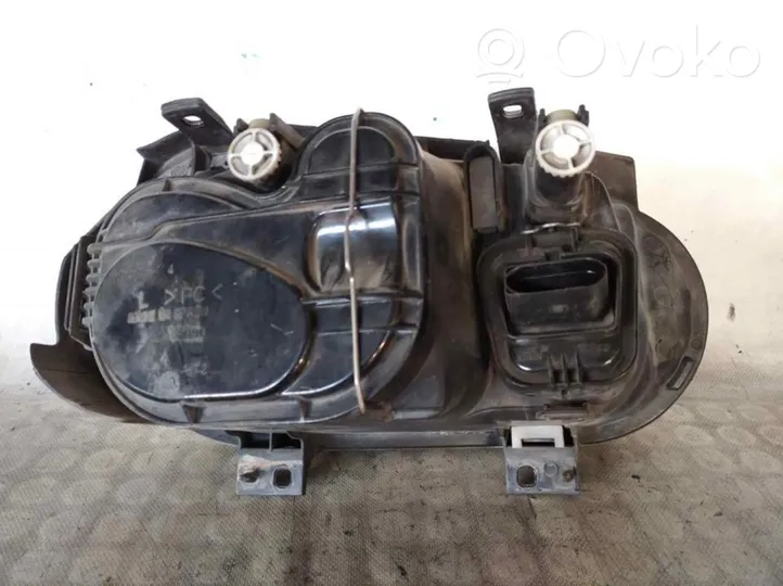 Volkswagen Golf V Lampa przednia 67742019