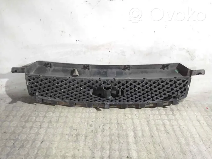 Ford C-MAX I Front grill 3M51R8138