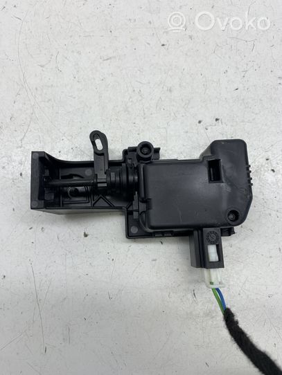 Mercedes-Benz E A207 Serratura del tappo del serbatoio del carburante A2048200072