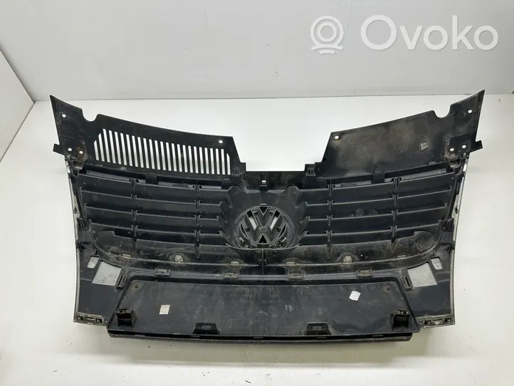 Volkswagen PASSAT B6 Etupuskurin ylempi jäähdytinsäleikkö 3C0853651