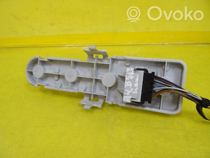 Audi A4 S4 B5 8D Aizmugures spuldzes vāka turētājs 8D9945257