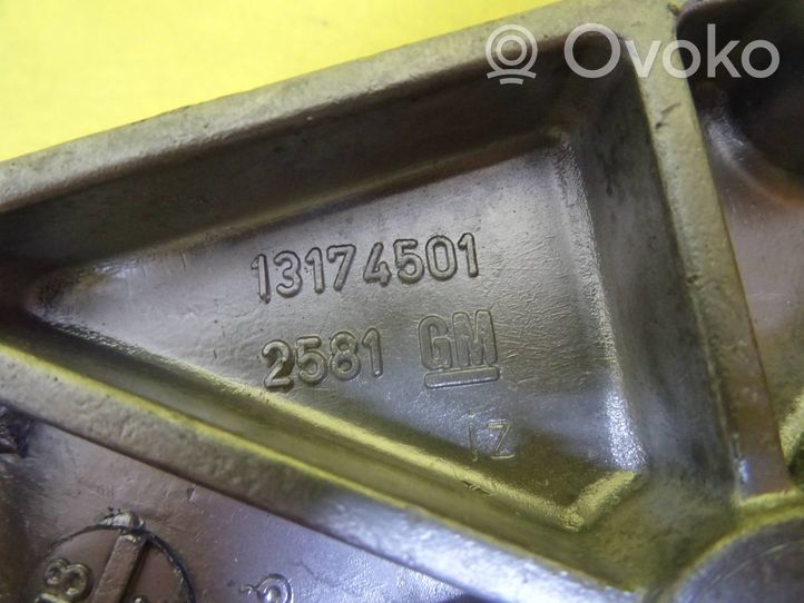 Opel Astra H Vaihdelaatikon kannake 13174501