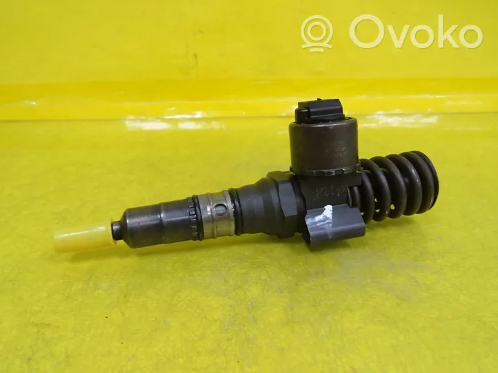 Volkswagen Golf V Injecteur de carburant 03G130073B