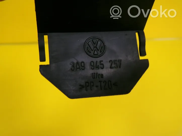 Volkswagen PASSAT B4 Porte ampoule de feu arrière 3A9945257