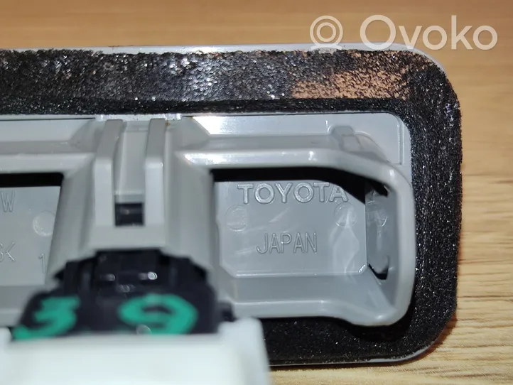 Toyota Prius (XW50) Éclairage de plaque d'immatriculation 8127033110