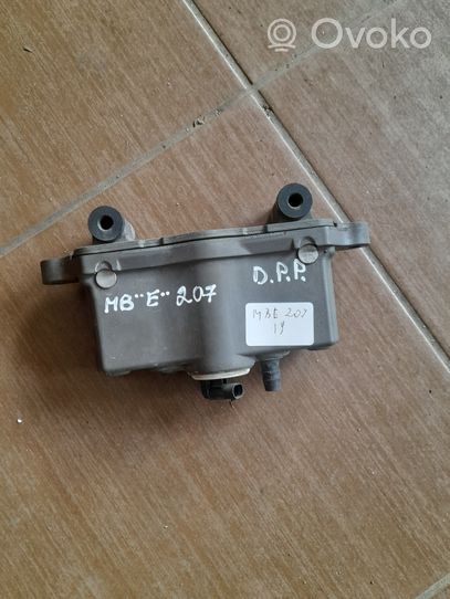 Mercedes-Benz E A207 Charnière, capot moteur A2129066301