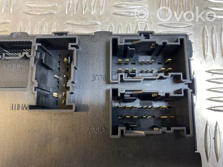 Ford Fiesta Oven keskuslukituksen ohjausyksikön moduuli 8V5115K600CG