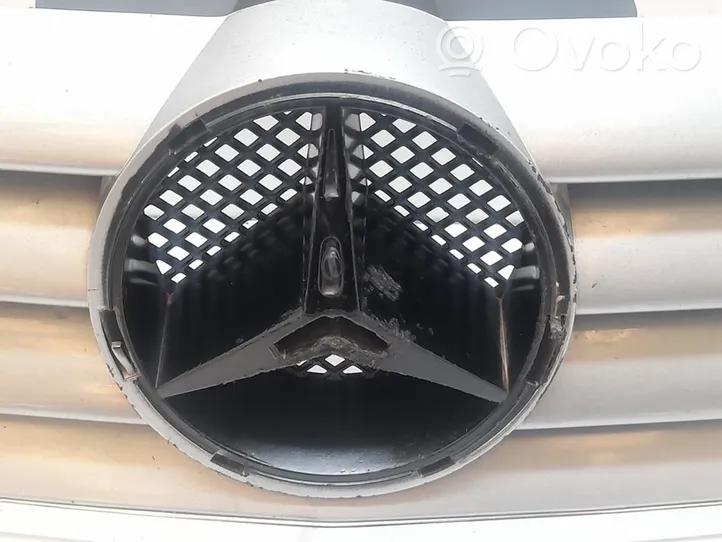 Mercedes-Benz C W203 Grille de calandre avant A2038800383