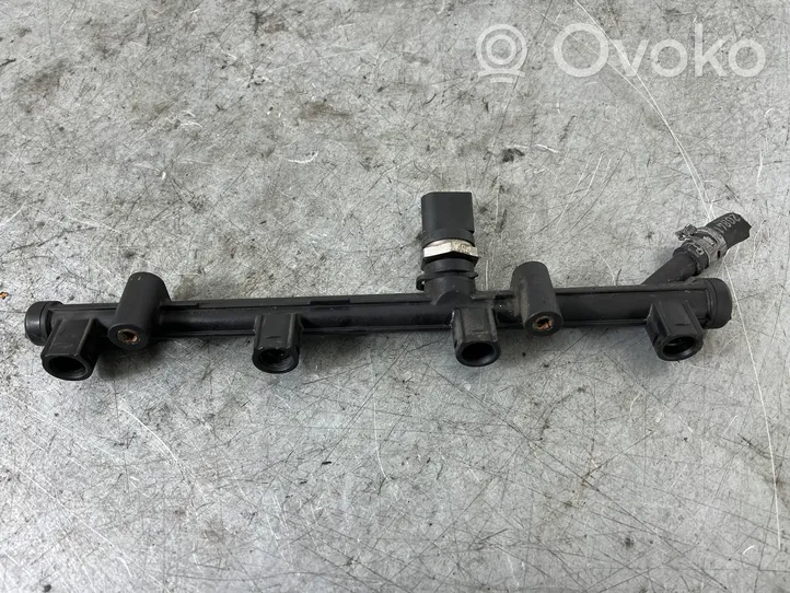 Audi A4 S4 B8 8K Kraftstoffverteiler Einspritzleiste Verteilerrohr 06K133681A