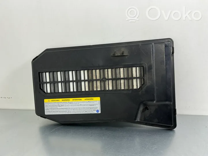 Volkswagen Touareg II Battery box tray cover/lid 7L0864643B