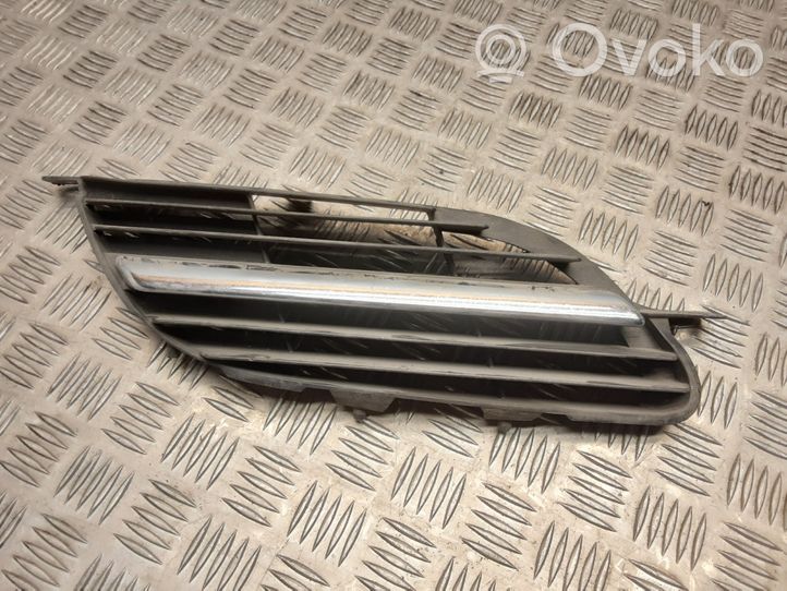 Nissan Almera Tino Grille calandre supérieure de pare-chocs avant 9381M020