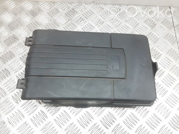 Volkswagen PASSAT B7 Couvercle de boîtier de batterie 3C0915443A