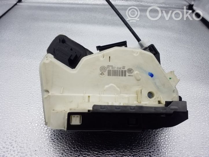 Volkswagen Jetta VI Front door lock 5K1837016E