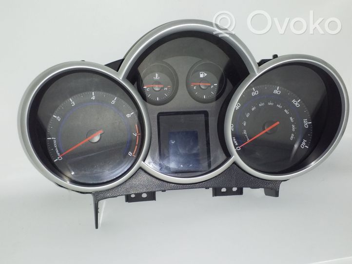 Chevrolet Cruze Speedometer (instrument cluster) 688014257