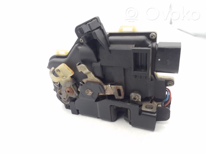 Audi A4 S4 B6 8E 8H Etuoven lukko 4B1837015H