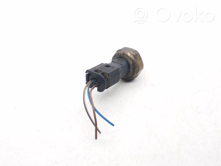 BMW 5 E39 Air conditioning (A/C) pressure sensor 8370623