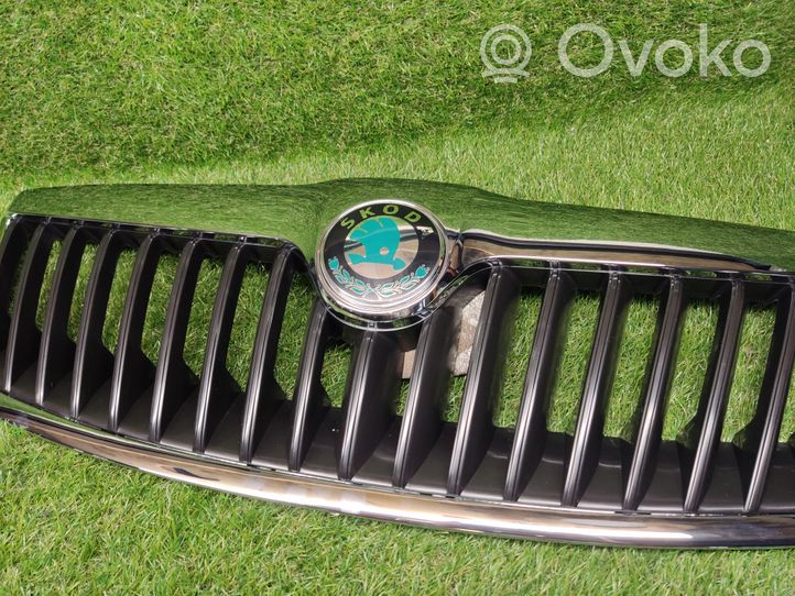 Skoda Octavia Mk2 (1Z) Grille calandre supérieure de pare-chocs avant 1ZD853688BA