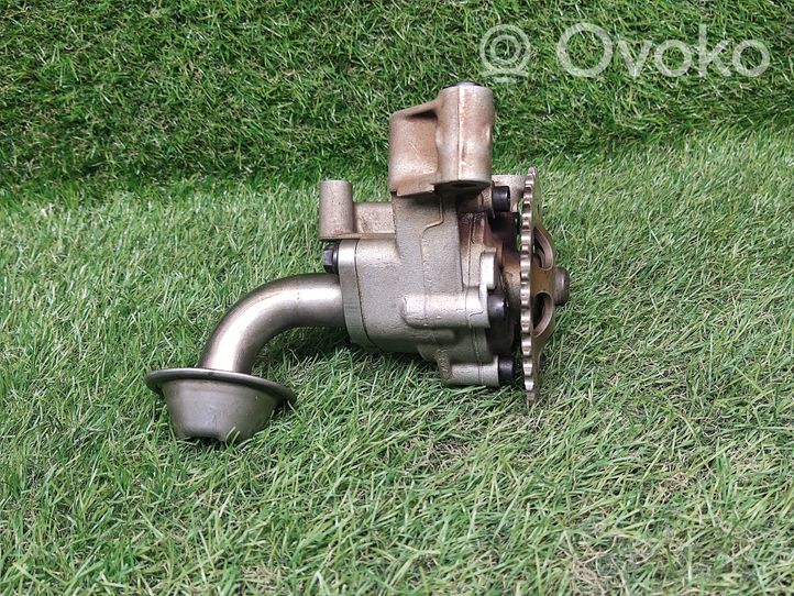 Volkswagen PASSAT B5 Oil pump 06A115105B
