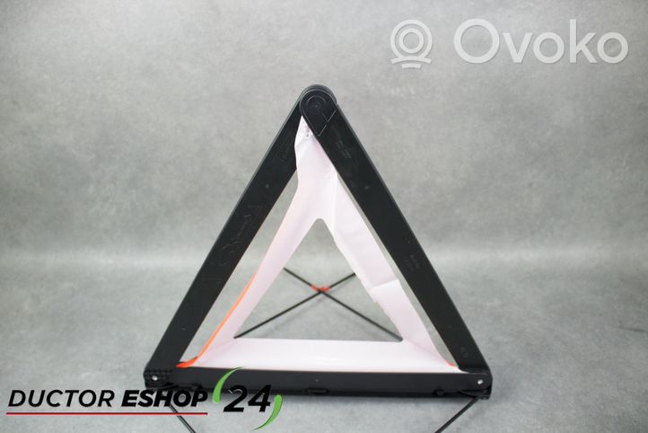 Mercedes-Benz A W176 Triangle d'avertissement A1718900197