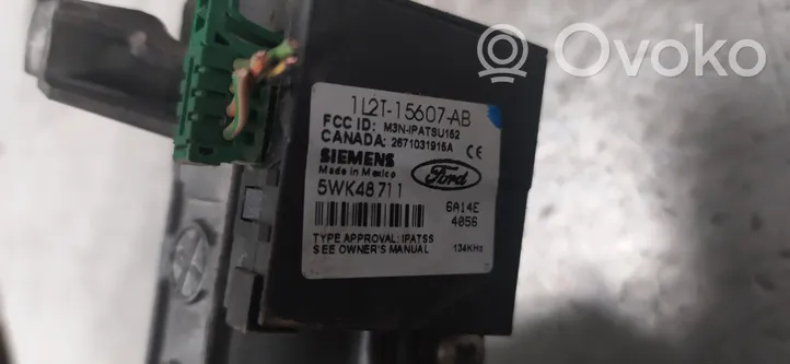 Ford Connect Ohjauspyörän akseli 1L2T15607AB