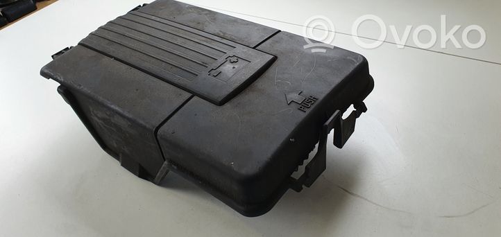 Volkswagen PASSAT B7 Couvercle de boîtier de batterie 