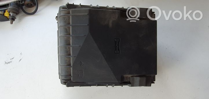 Skoda Superb B6 (3T) Ramka / Moduł bezpieczników 