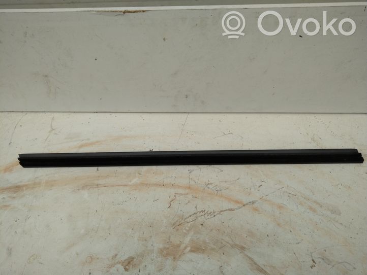 Skoda Octavia Mk3 (5E) Uszczelka szyby drzwi 