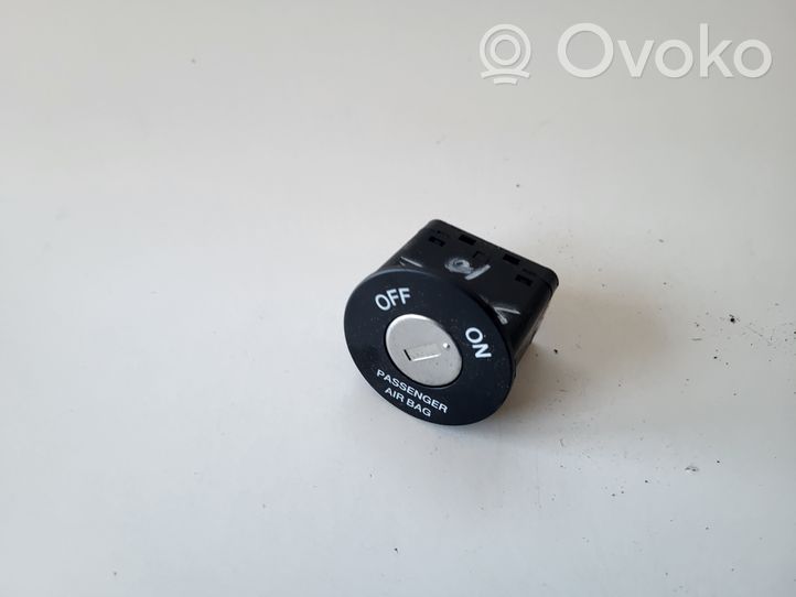 KIA Sorento Passenger airbag on/off switch 