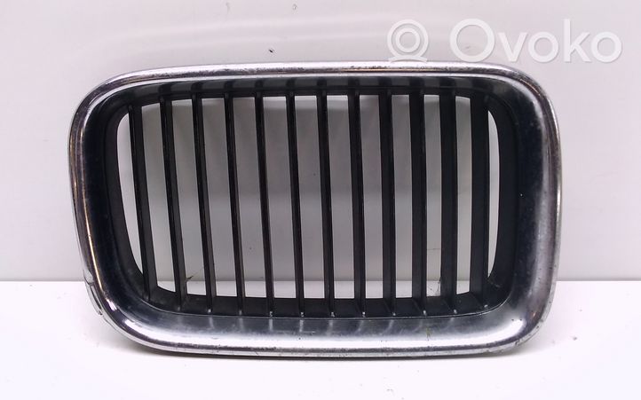 BMW 3 E36 Maskownica / Grill / Atrapa górna chłodnicy 8122238