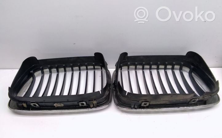 BMW 3 E46 Grille calandre supérieure de pare-chocs avant 8195055