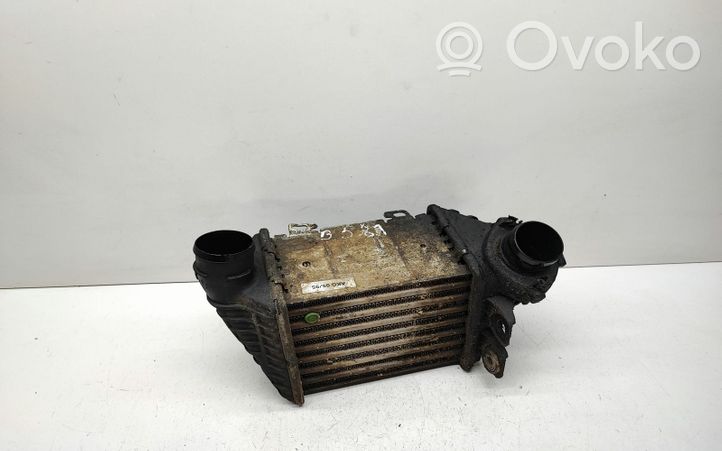 Volkswagen Golf III Välijäähdyttimen jäähdytin 1H0145805B