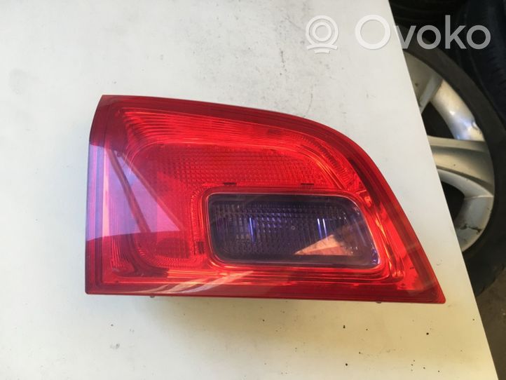 Opel Astra J Galinis žibintas dangtyje 13282248