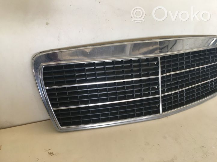 Mercedes-Benz E W210 Grille de calandre avant 2108880023